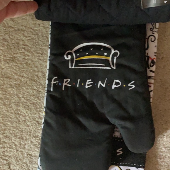 LAST 1 - NEW FRIENDS 3pc kitchen set/towel/potholder - Picture 5 of 7